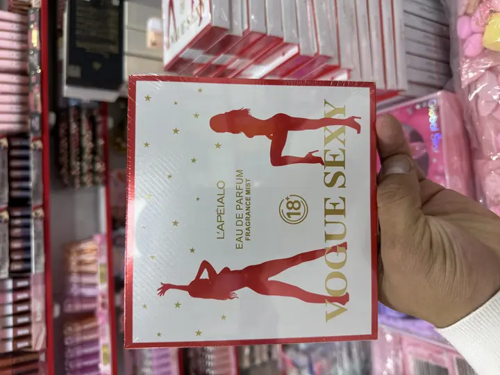 Nabordagi oltita mini-parfyum flakoni