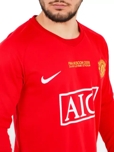 Retro forma Manchester United — klassik qizil rang