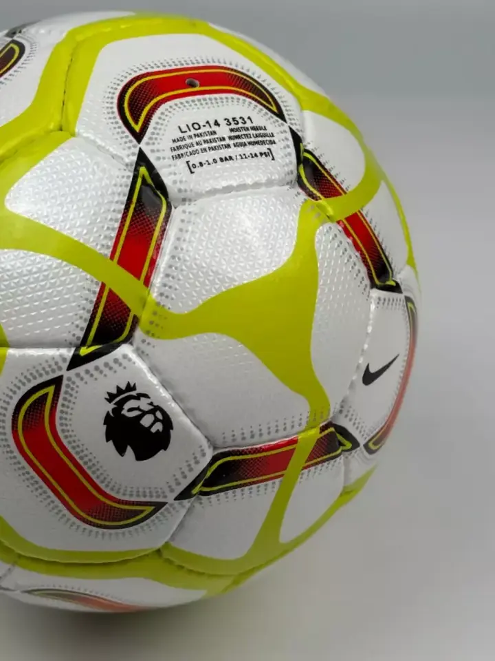 Futbol to‘pi o‘yin maydonida