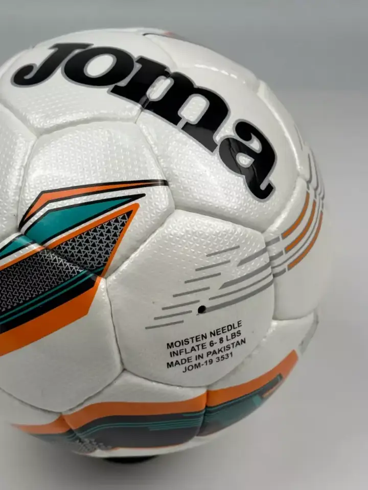 Futbol to‘pi o‘yin maydonida