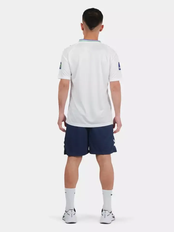 Ko‘k futbol formasi, old tomondan