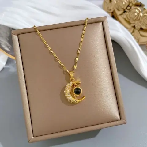 Tilla rang taqinchoq — Allohning 99 go‘zal ismi bitilgan