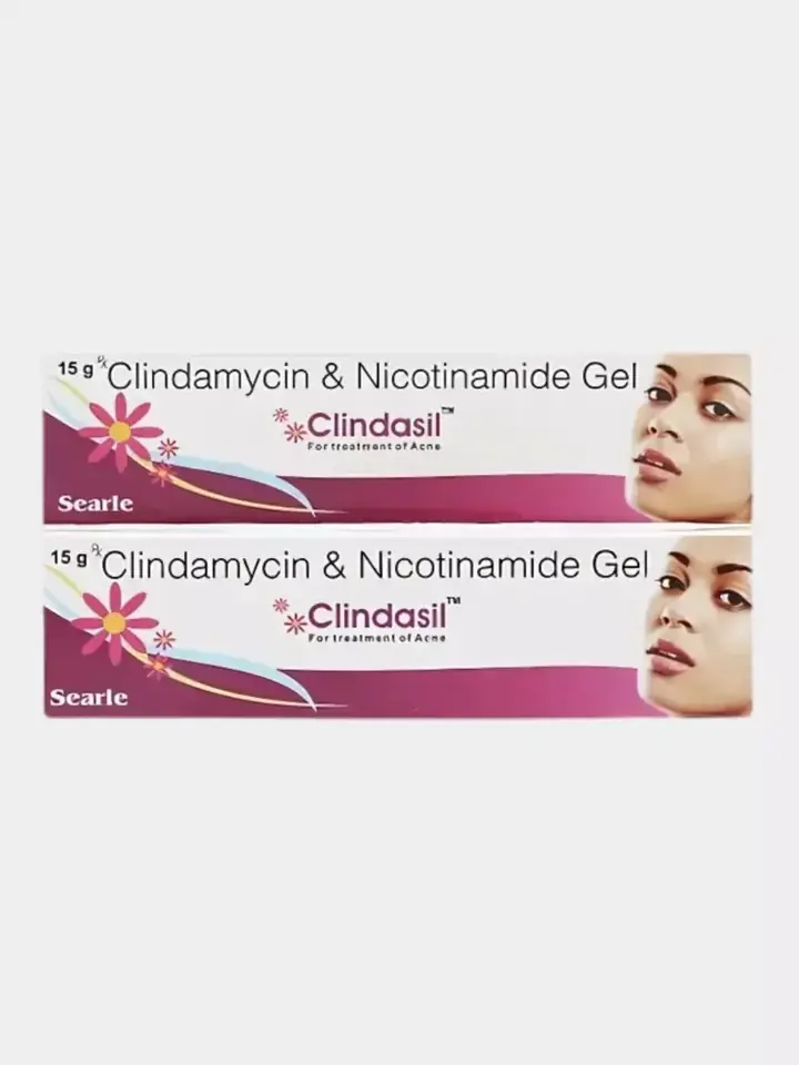 Нанесение геля Clindasil тонким слоем на участки с акне