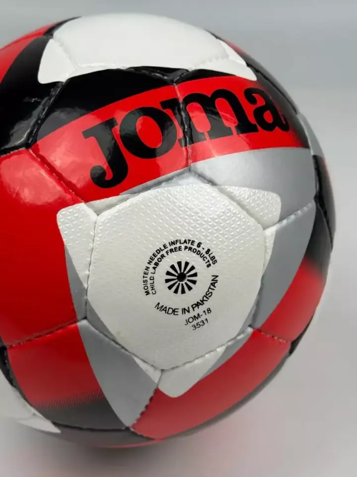 Oq va qizil rangdagi futbol to‘pi