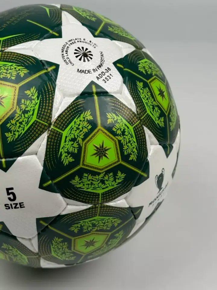 Adidas futbol to‘pi yaqin planda