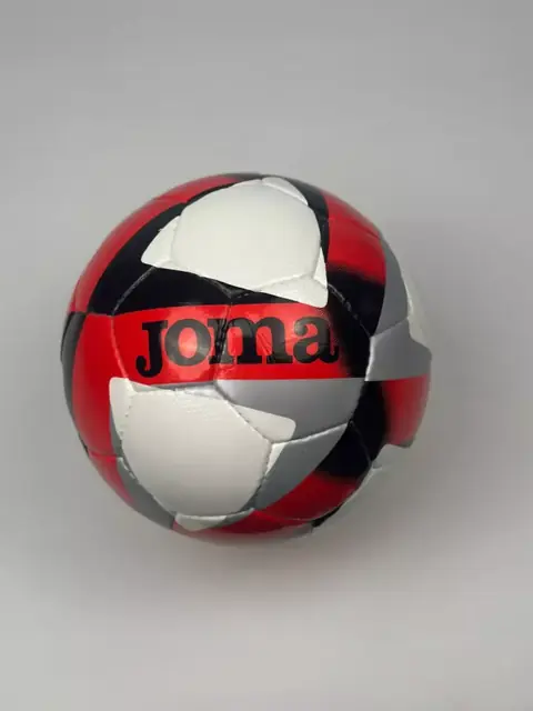Professional futbol to‘pi Joma — oq va qizil rangda