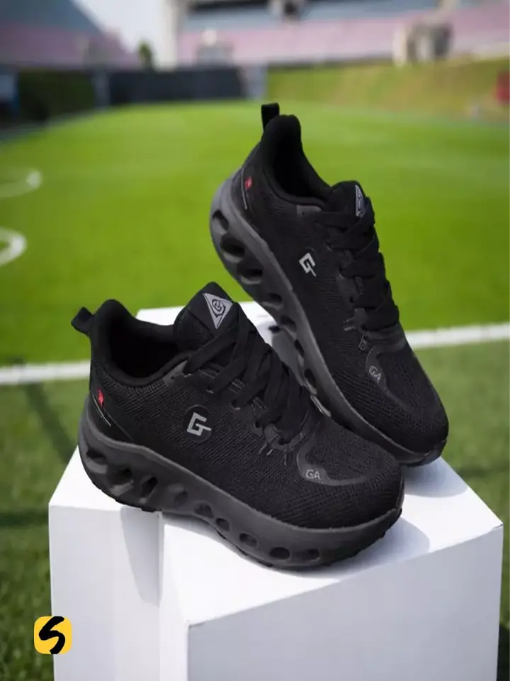Oq rangdagi yengil sport krasovkasi yon tomondan