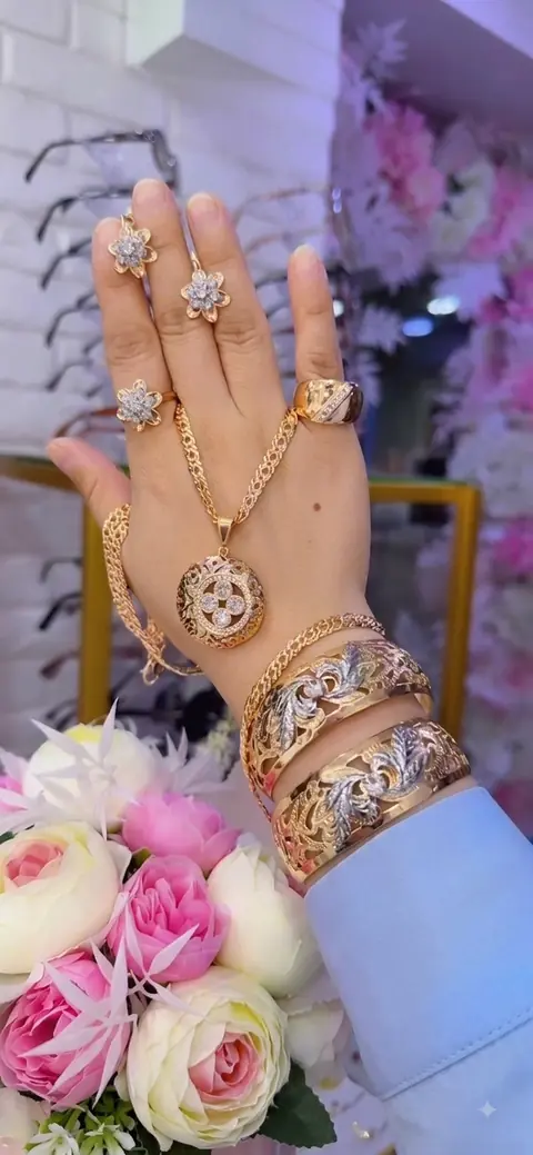 Queen ayollar uzugi, yaltirab turuvchi nafis taqinchoq