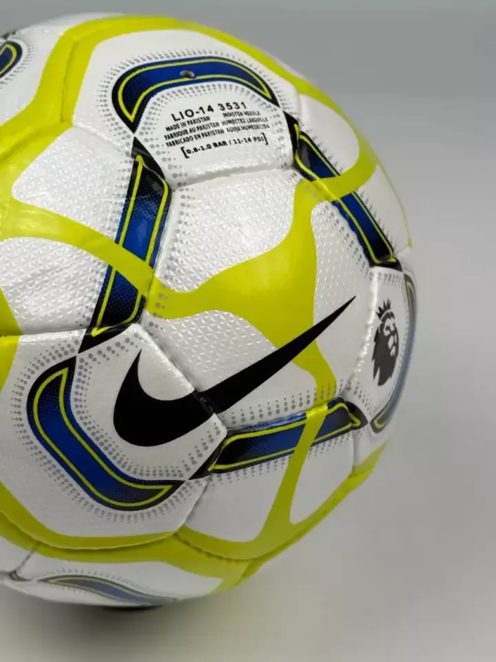 Futbol to‘pi yon tomondan, tikma yuzasi ko‘rinadi
