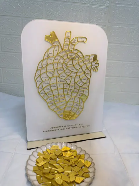 Qur’on suralari yozilgan anatomik yurak shaklidagi interaktiv dekor panel