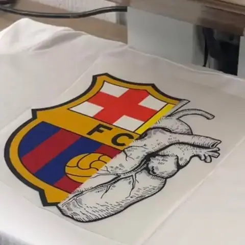 Barselona muxlislari uchun futbolka — emblema va yurak tasviri