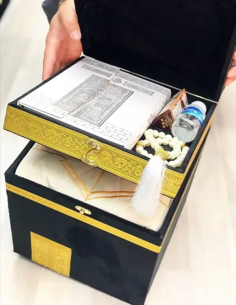 Kaba shaklidagi to‘plam: 33 talik toshli tashbih, kitob, mushk ambar