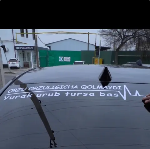 Katta o‘lchamli Orzular avtomobil stikeri oq rangda