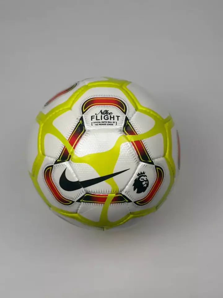 Qizil rangli futbol to‘pi
