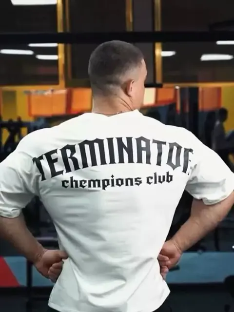 Futbolka Terminator Erminatos — oq va qora rangda